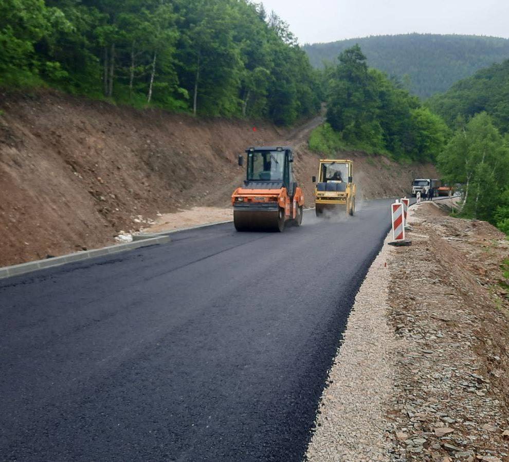 Први километар асфалта на путу Баре-Камена Гора