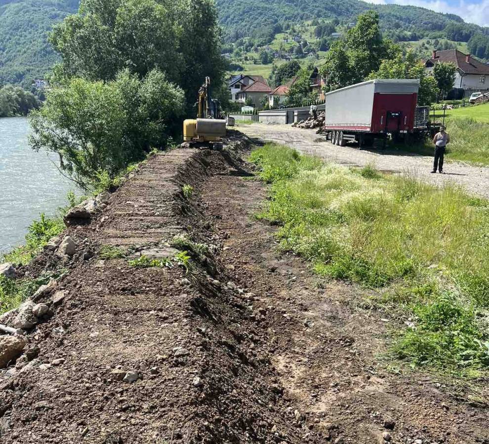РАДОВИ НА УРЕЂЕЊУ ПРИВРЕМЕНОГ НАСИПА У БРОДАРЕВУ